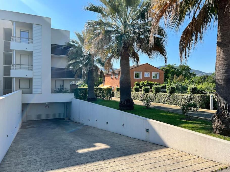 Luxury 3 Piece Garden Apartment In Cannes Marina Mandelieu Exteriér fotografie